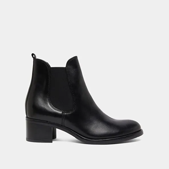 Heeled lowboots in black leather