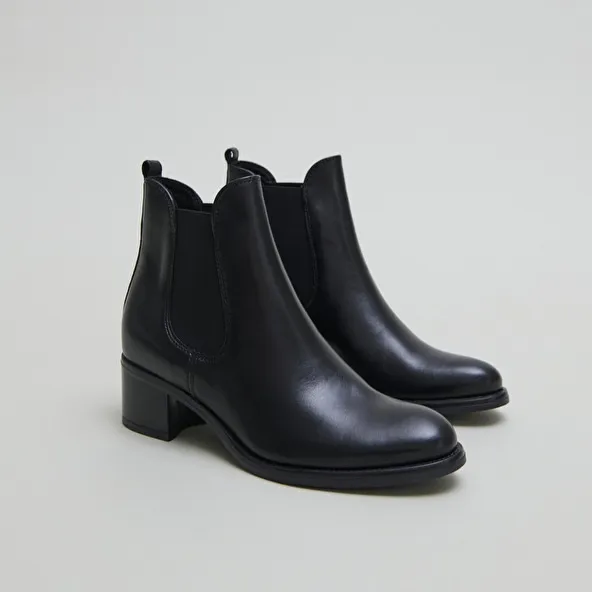 Heeled lowboots in black leather