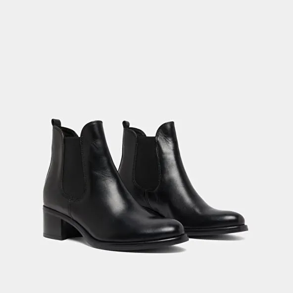 Heeled lowboots in black leather