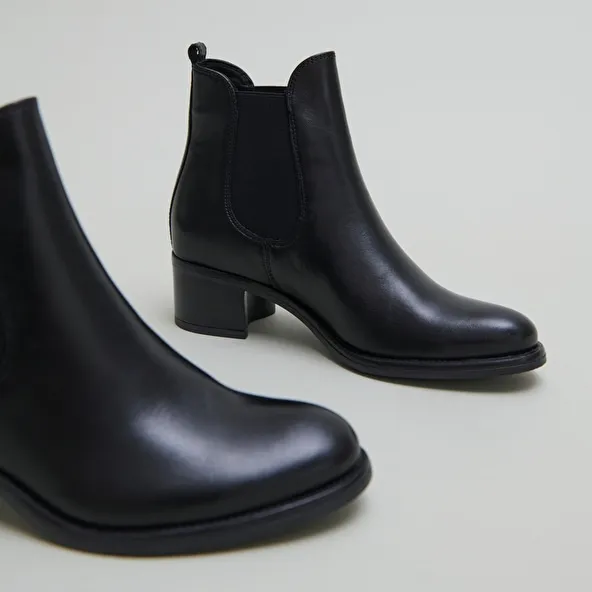 Heeled lowboots in black leather