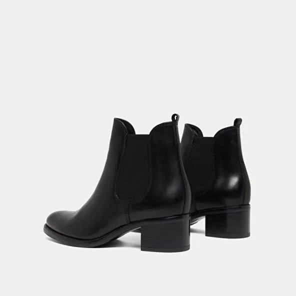 Heeled lowboots in black leather