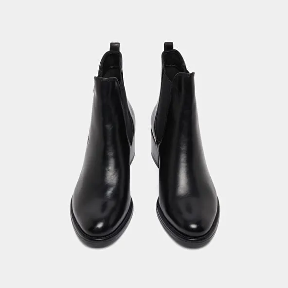 Heeled lowboots in black leather