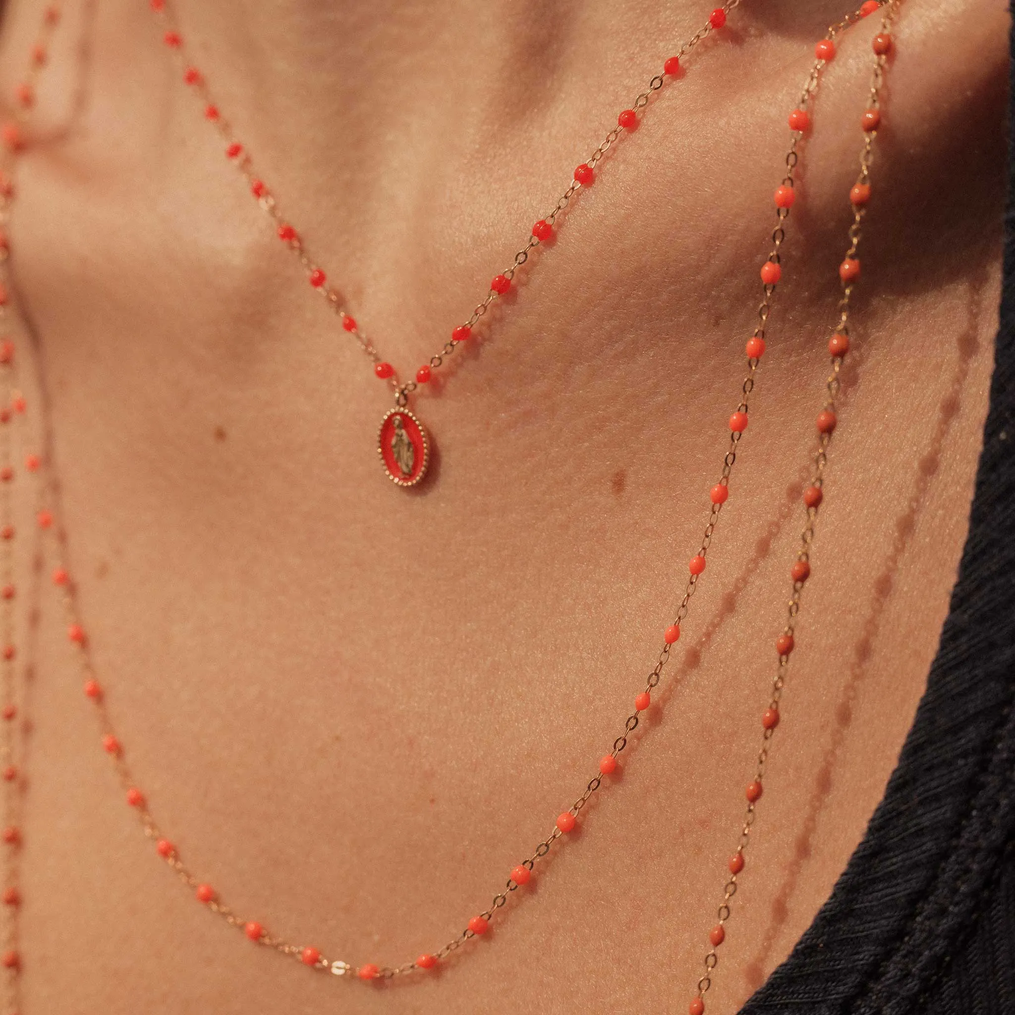Madone resin charm Classic Gigi Coral necklace, Rose Gold, 16.5