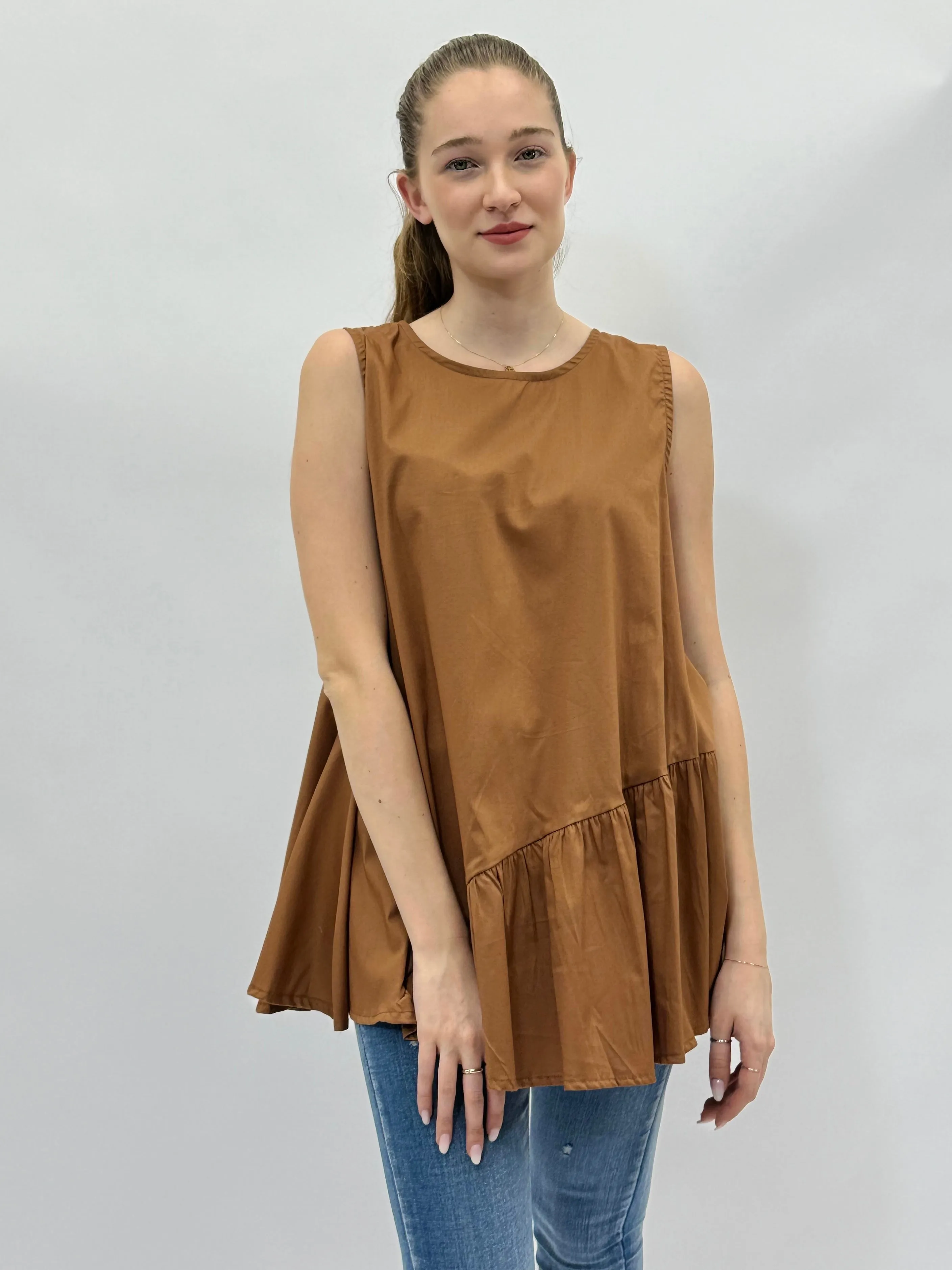 Maglia smanicato con balze tinta unita