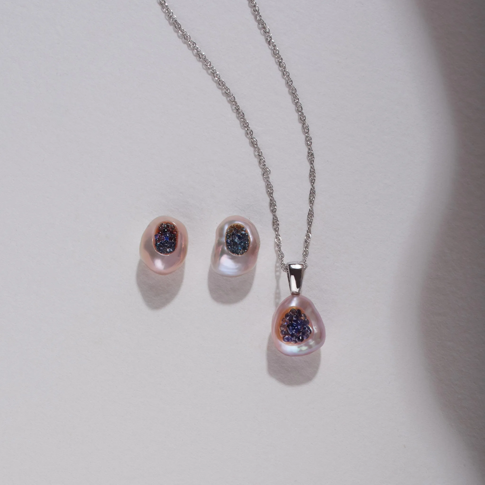 Piccolo Finestrino Collection Freshwater Pearl Pendant and Stud Earrings Set with Blue Sapphire