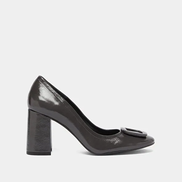 Pumps with buckles in grey shiny leather