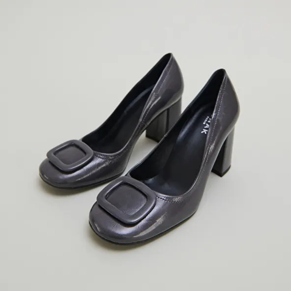 Pumps with buckles in grey shiny leather