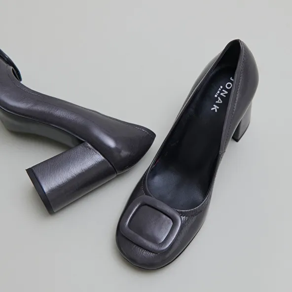 Pumps with buckles in grey shiny leather