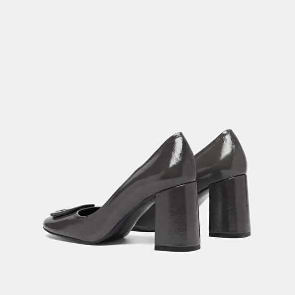 Pumps with buckles in grey shiny leather