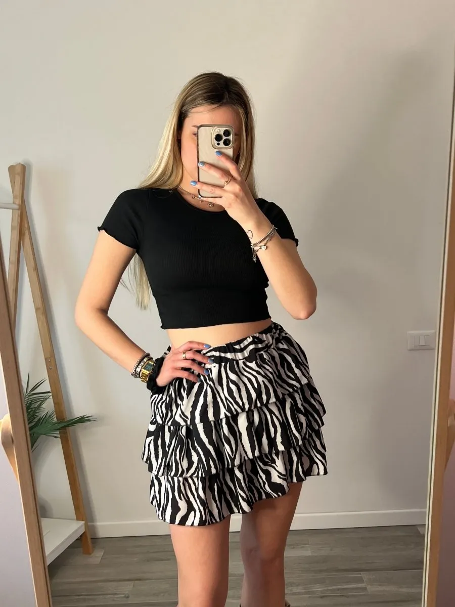Top nero crop a costine
