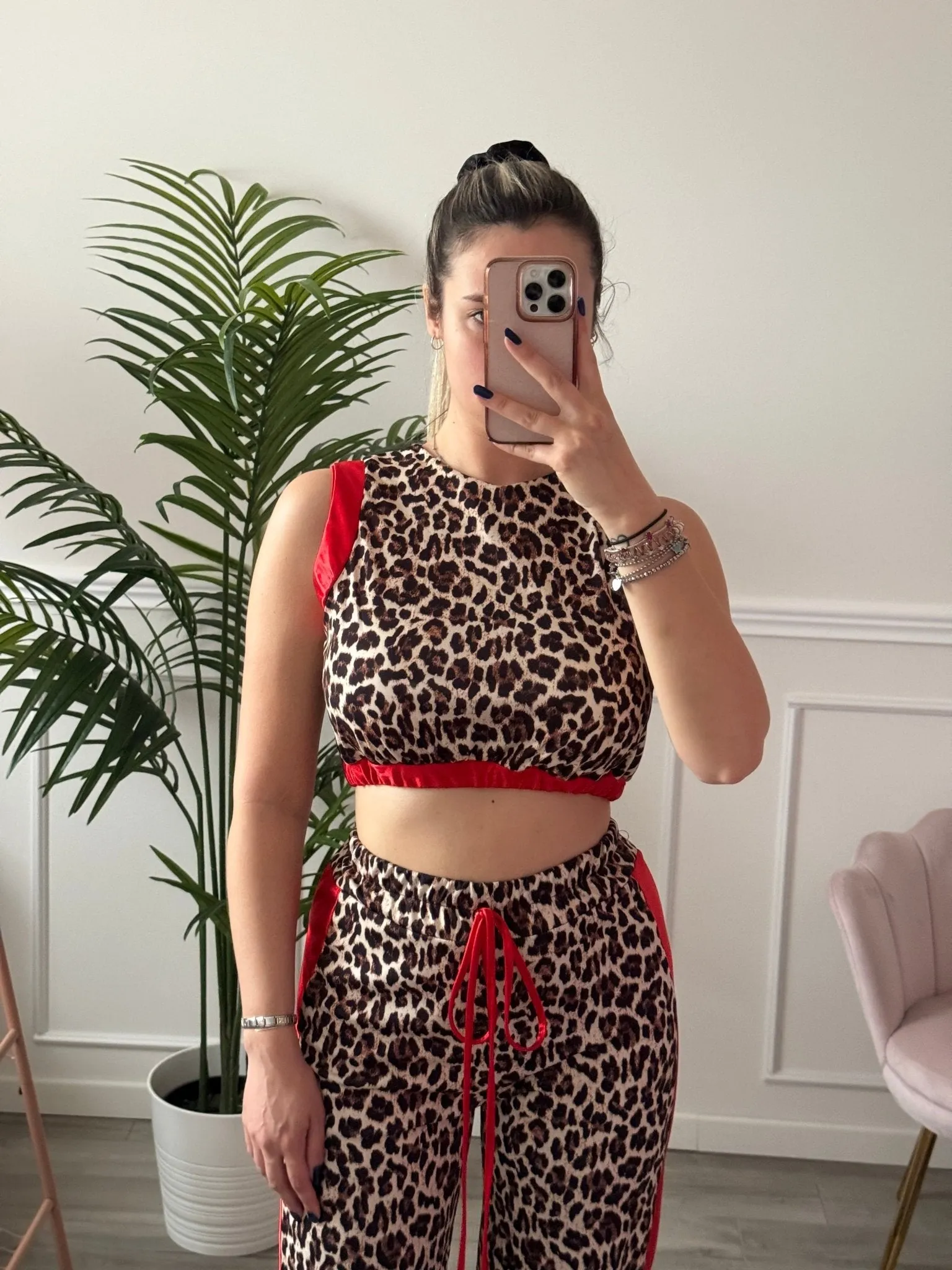 Top smanicato animalier con bande rosse