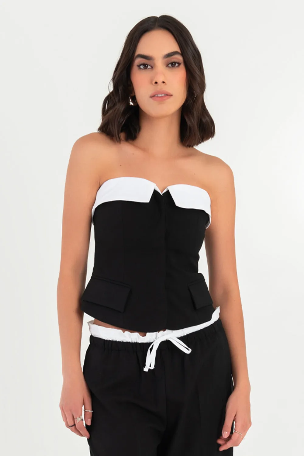 Top strapless fit ajustado solapa contraste